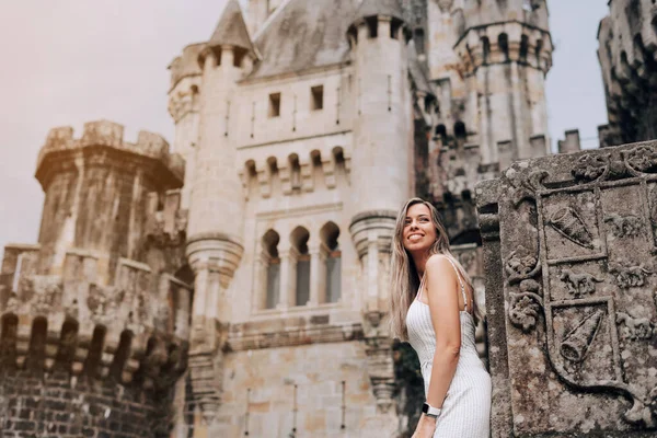 Mujer Joven Frente Castillo Butron Vizcaya España —  Fotos de Stock