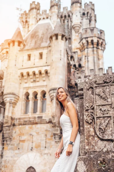 Jovem Frente Castelo Butron Vizcaya Espanha — Fotografia de Stock