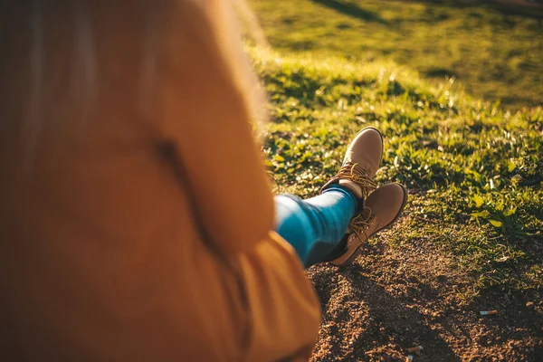 Mujer Relajándose Atardecer Campo Hierba —  Fotos de Stock