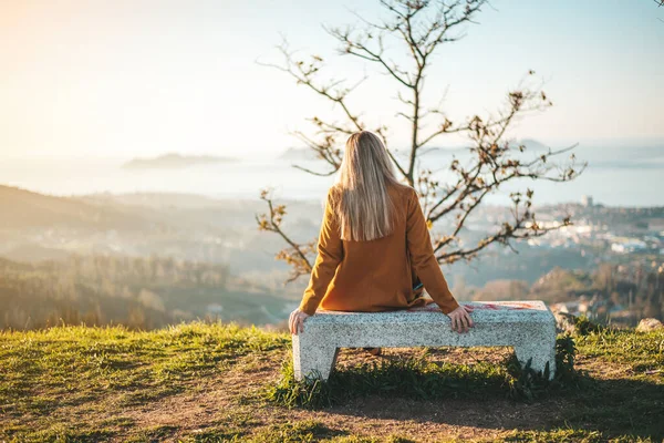 Mujer Abrigo Amarillo Sentada Banco Contemplando Paisaje Vigo Galicia —  Fotos de Stock