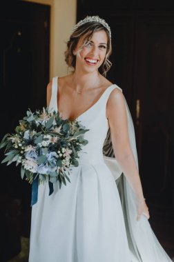 Düğünden önce elinde buketi olan bir gelin portresi.