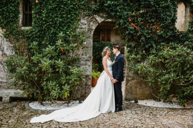 Lüks bir çevrede evli bir karı koca.