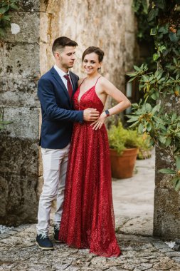 Lüks bir ortamda iyi giyimli genç çift.