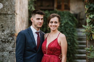 Lüks bir ortamda iyi giyimli genç çift.