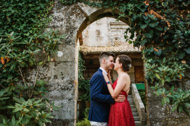 Lüks bir ortamda iyi giyimli genç çift.