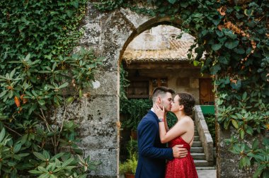 Lüks bir ortamda iyi giyimli genç çift.