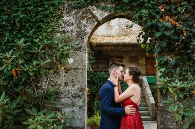 Lüks bir ortamda iyi giyimli genç çift.