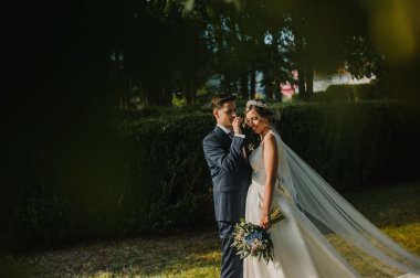 Genç çift düğün günlerinde birbirlerine dışarıdan bakıyorlar.