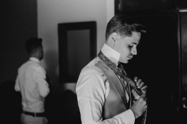 Damat ve sağdıç düğünden önce takım elbiseyi giyiyor.