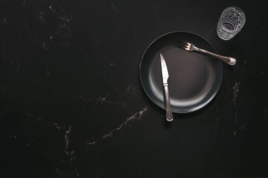 Koyu mermerlere karşı lüks lokanta ürünleri.