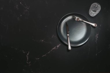 Koyu mermerlere karşı lüks lokanta ürünleri.