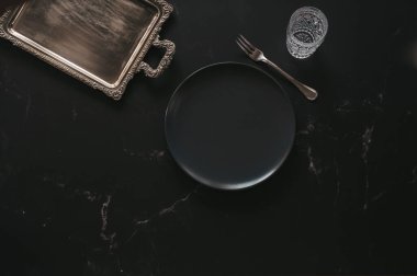 Koyu mermerlere karşı lüks lokanta ürünleri.