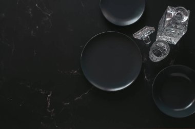 Zengin insanlar için koyu mermere karşı yemek malzemelerinin düzlüğü.
