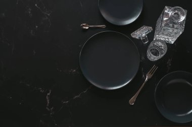 Zengin insanlar için koyu mermere karşı yemek malzemelerinin düzlüğü.