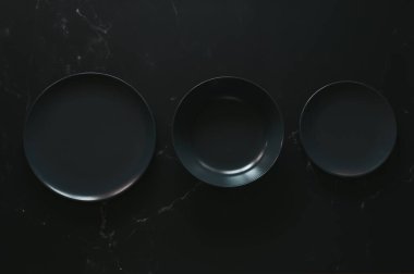 Lüks, tabak, kase ve tatlı tabağı koyu mermere karşı.