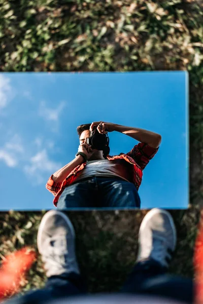 Mladý Fotograf Selfie Zrcadle Zemi — Stock fotografie
