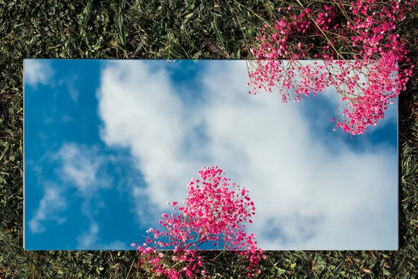 Étonnant Plat Couché Avec Ciel Sur Miroir Des Fleurs — Photo