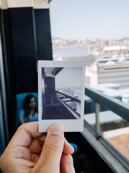 Mano Sosteniendo Una Polaroid Escena Detrás Ella —  Fotos de Stock