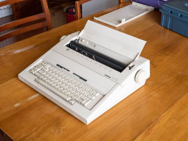 Antik elektronik daktilo ahşap bir masada hazır.