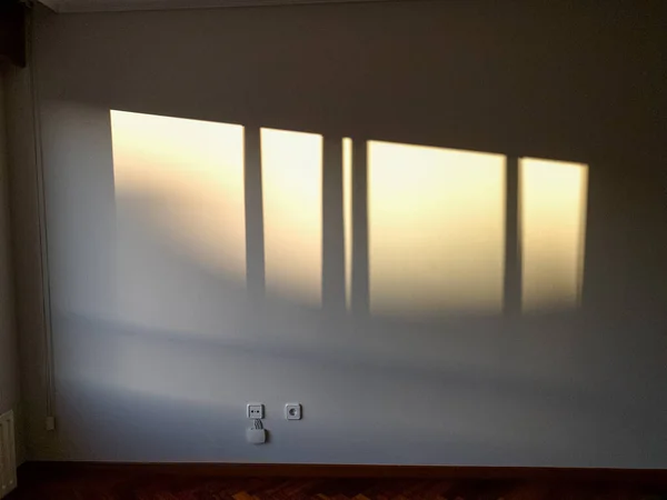 Luz Del Sol Través Una Ventana Una Pared Vacía — Foto de Stock