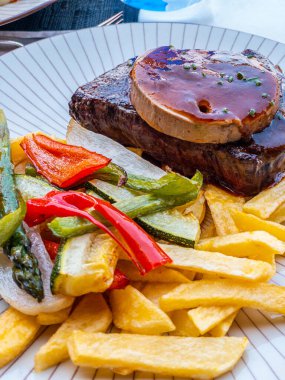 Biberli biftek ve kaz ciğeri.