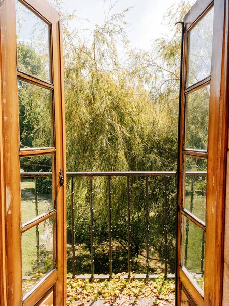 Widok Naturę Wnętrza Okna Drewnianymi Drzwiami — Zdjęcie stockowe