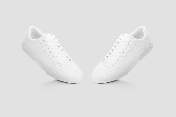 Mockup Zapatillas Blancas Básicas Sobre Fondo Gris Claro —  Fotos de Stock