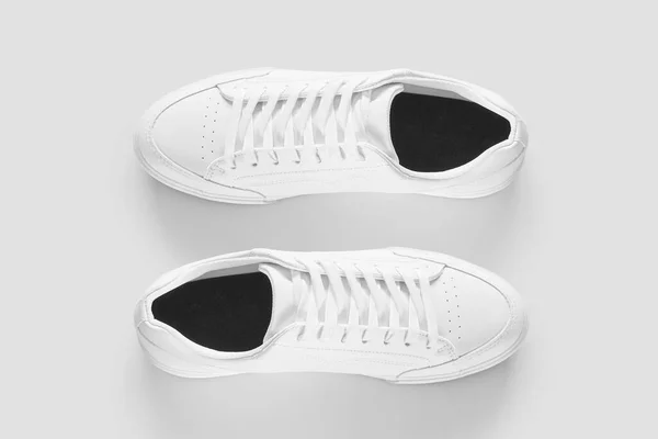 Alapvető Fehér Cipők Makettje Világosszürke Háttérrel — Stock Fotó