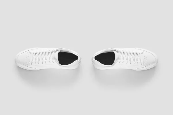 Mockup Zapatillas Blancas Básicas Sobre Fondo Gris Claro —  Fotos de Stock