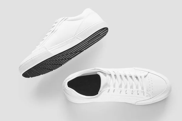 Mockup Zapatillas Blancas Básicas Sobre Fondo Gris Claro — Foto de Stock