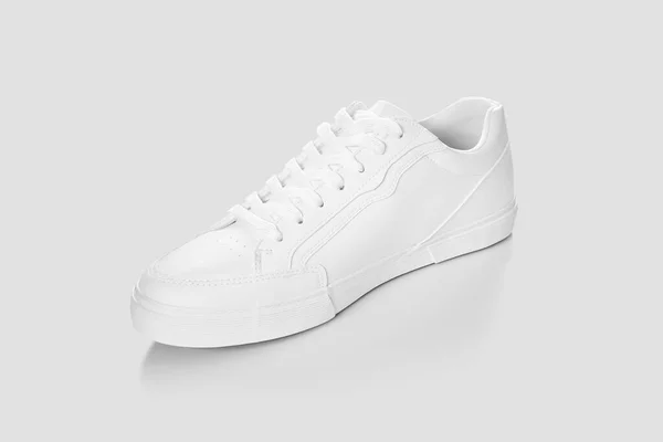 Açık Gri Bir Arkaplan Karşısında Temel Beyaz Spor Ayakkabıları Modeli — Stok fotoğraf