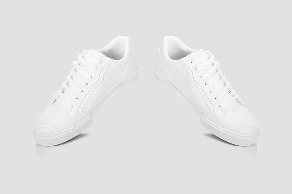 Mockup Grundlæggende Hvide Sneakers Lysegrå Baggrund - Stock-foto