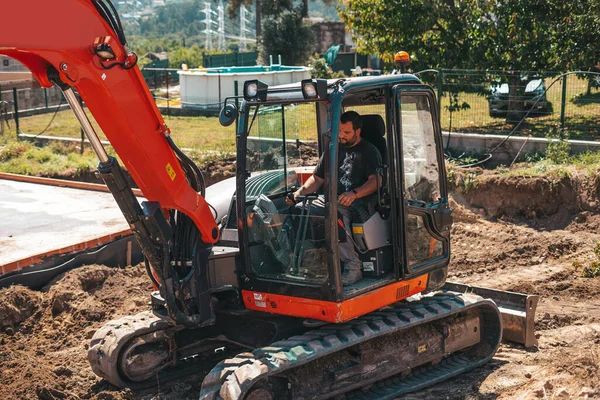 Trabalhador Dirigindo Uma Escavadeira Canteiro Obras — Fotografia de Stock