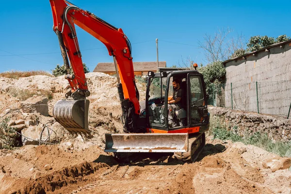 Trabalhador Dirigindo Uma Escavadeira Canteiro Obras — Fotografia de Stock