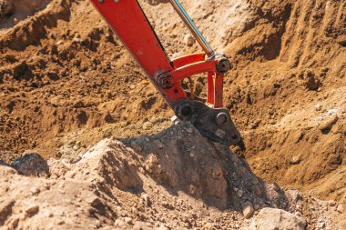 Kazı kazıcı bir inşaat sahasındaki toprağı kazıyor.