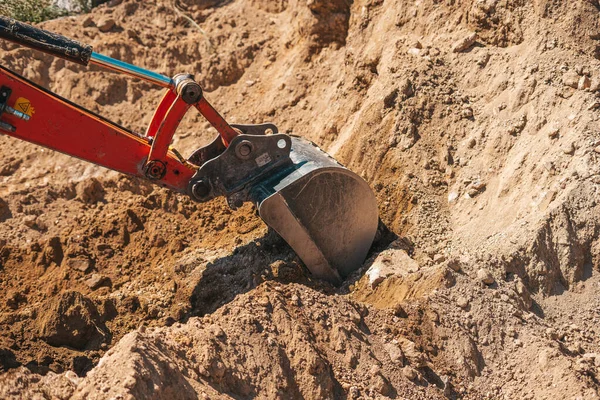 Φτυάρι Εκσκαφέα Που Σκάβει Βρωμιά Εργοτάξιο — Φωτογραφία Αρχείου