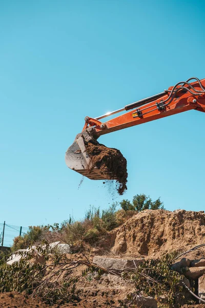 Fechar Uma Retroescavadeira Com Sujeira Contra Céu Canteiro Obras — Fotografia de Stock