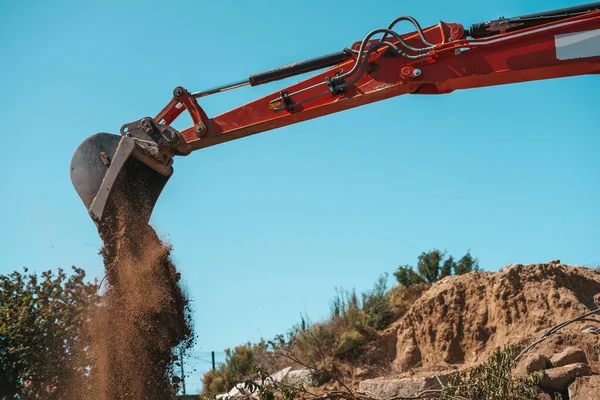 Fechar Uma Retroescavadeira Com Sujeira Contra Céu Canteiro Obras — Fotografia de Stock