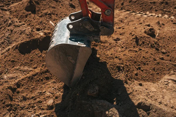 建設現場で土を掘るショベルショベル — ストック写真