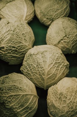 Ticari sepette bir grup lahana.