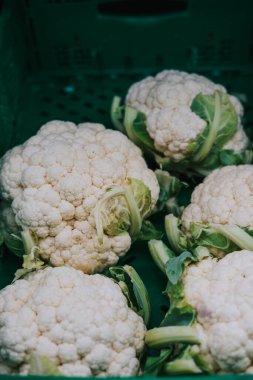 Ticari sepette bir grup karnabahar.