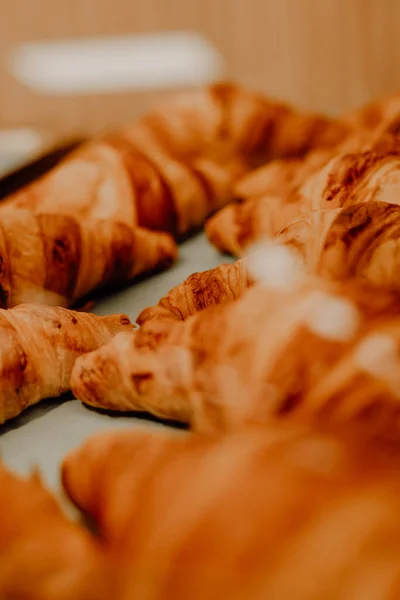 Egy Pékségben Halmozott Croissant Csoport — Stock Fotó
