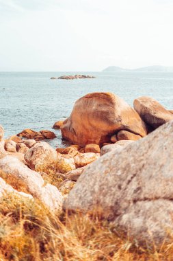 Akdeniz kıyıları granit kayalarla kaplı.