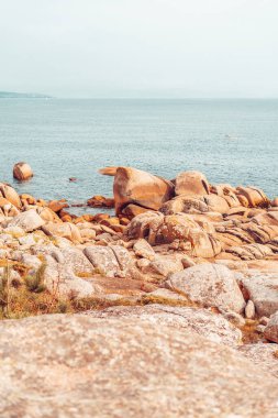 Akdeniz kıyıları granit kayalarla kaplı.