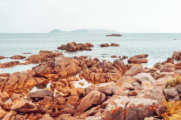 花崗岩の岩と地中海沿岸の風景 — ストック写真