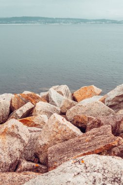 Okyanus kıyısında birikmiş granit kayalardan oluşan bir deniz.