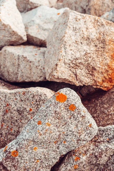Flechten Wachsen Auf Aufgeschichteten Granitsteinen — Stockfoto