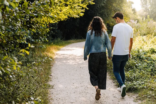 Casal Jovem Heterossexual Caminhando Por Uma Floresta Caminho — Fotografia de Stock