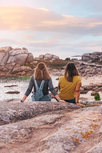 Dos Amigas Contemplando Océano Atardecer —  Fotos de Stock