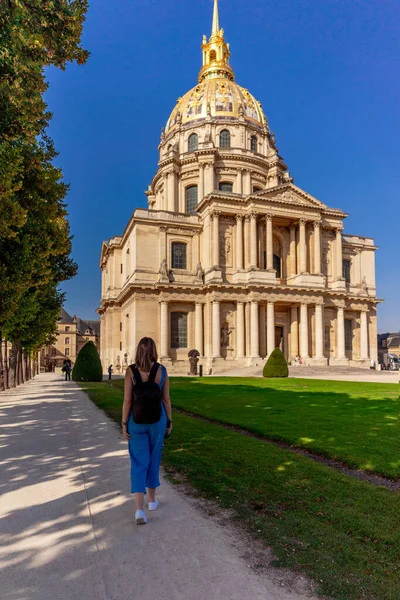 Mujer Caminando Frente Hotel Des Invalides París Francia —  Fotos de Stock